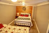 Westby Hideaway: Charming & Cozy 2-Bedroom Cabin on a Peaceful Dead-End Road.