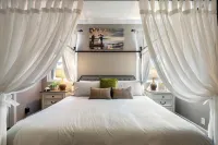 Lux Retreat w/ Hot Tub/ Game Rm/ BBQ / 4 mins to Toyota Amphitheater & Hard Rock