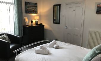 Bright Spacious 3-Bed with Office & Patio, Preston