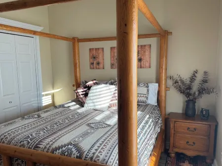 Cute & Cozy home walking distance  to downtown