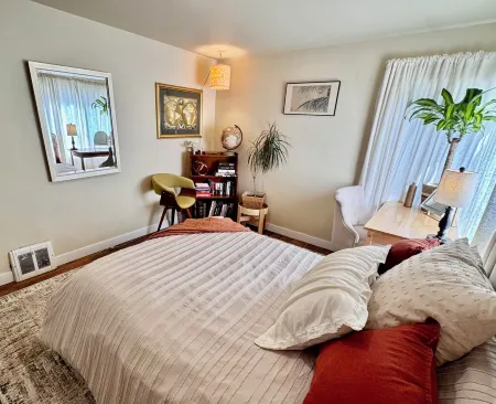 Cozy 2-bedroom apartment in Vancouver walk/bike distance to pubs/shopping!