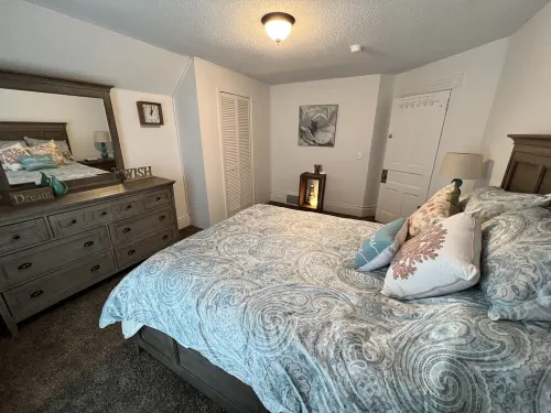 Cozy Chic of Cheboygan: Hot Tub, Tanning Bed, Massage Chair, Walk Everywhere!