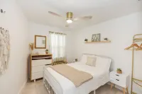 Stylish Stunning & Cozy Heated Pool Home Hotels in Deltona