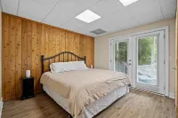 Spacious 8-bedroom house with WiFi and AC on peaceful Lake Keowee private cove.
