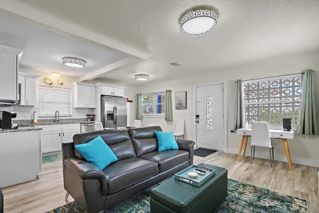 Awesome & quiet! 6 minute walk to beach!