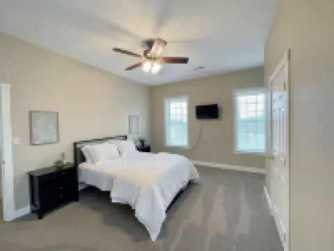 Elm Street Escape- Easy Access to Alton & STL Hotels in Alton