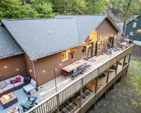 7BR Designer Home w/ Hot Tub, Game Room Hotels in Massanutten