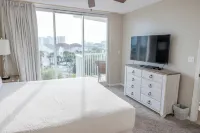 Summer availability ~ 2BR Luxury Beach Condo ~ Central Destin ~ Pools + Hot Tubs Hotels near Banana Bart