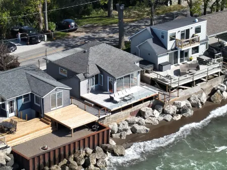 Beautiful sunsets await you at The Beach House Отели в г. Лимингтон