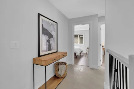 Luxury Unit Windsor (4-plex) 5 minutes to Ambassador Bridge Отели в г. Виндзор