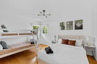 Group Getaway Retreat: Hot tub, Game Room, Cinema & Firepit Hotels near Milwaukee Airport-Trains