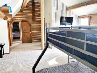 Beautiful newly renovated cabin directly across from Bear Lake.