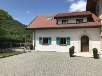 Villa 200 m from Lake Annecy with terrace and parking Hoteles en Sévrier