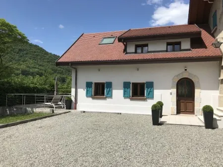 Villa 200 m from Lake Annecy with terrace and parking Отели в г. Севрие
