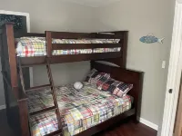 Cozy modern 4 bedroom, 10 min walk to beach & sunset Hotels in Gerrish Township