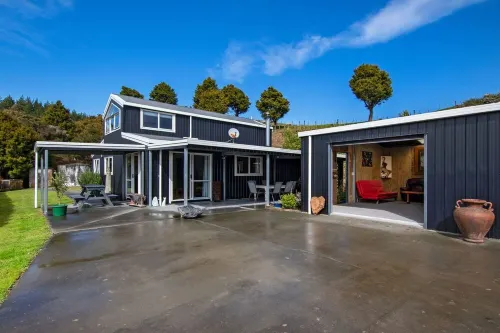 Totara Ridge - A Private Escape with Ocean ViewsAutumn/Winter Specials Book Now