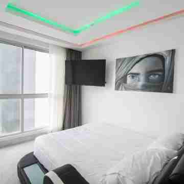 VISITORS ALLOWED. Super Modern 3BR Futuristic Illuminato Apt Rooms