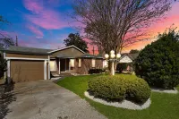 Spacious Home w/ King Bed - mid of Kemah and Galveston