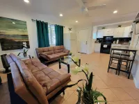 Beverlywood 2 bedroom guesthouse. 5 minutes to Rodeo Drive!