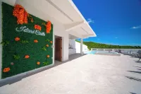 Hot Tub & Saltwater Pool- Scenic 2bedroom 2bath Island Castle Rentals