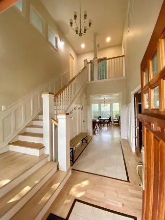 Amazing Four Season Modern Farmhouse with Mountain Views and Hot Tub