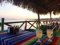 Charming casa, 1 block to the beach- safe, quiet, excellent wifi, AC