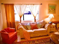 Charming 4bd house near the coast with backyard