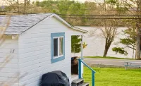 Renovated Bungalo Village Cottage on Crystal-Clear Newfound Lake