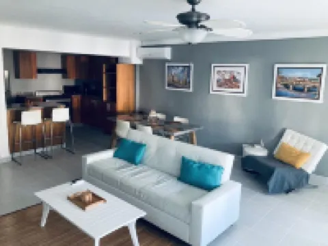 Beautiful 2 bedroom unit, free wifi, pool 3 minutes walk from beach