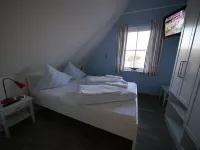 Albatros I - Exclusive thatched house on the waterfront Hotels in Ummanz