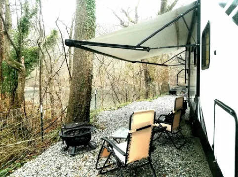 The Magnolia House RV 2022 Riverfront Sleeps 5