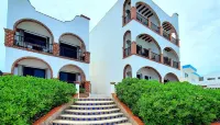 Plaza View Villa "Tijuana" with a/c and 2 pools,   5 min stroll to beach