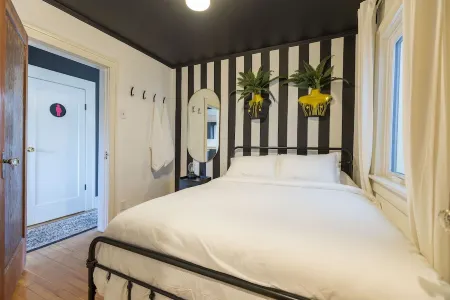 Funky House - Private Hot Tub - Walking Distance to Downtown Отели рядом с достопримечательностью «TELUS Spark Science Centre»