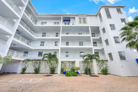 Walking Distance to Snook Inn, Smith House, Shopping, Day Spa & Live Music! Отели рядом с достопримечательностью «Hideaway Beach»