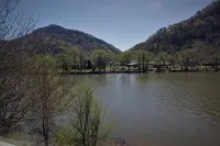 “The Mountain View” is a welcoming apartment with AC in charming Boomer by river