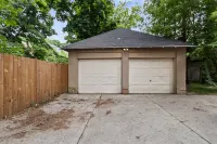 Spacious 3br - w/ Garage Hotels near Foot Locker