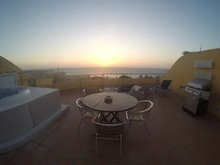 Spacious Penthouse in Paradise, Huge Villa ~ Eagle Beach, rooftop hot tub! Отели в г. Eagle Beach