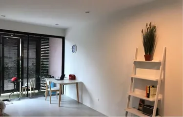 รูปภาพของBeautiful modern house across the road from beach