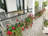 Apartment NJIVICE with Wi-Fi, sea view, air conditioning, 200m from the sea Hotels in Njivice