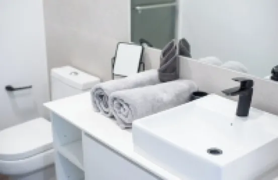 Queen Bed Yogui Studio apartment + Rooftop Hot Tub