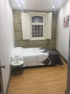 Apartamento na Praça Dom Duarte, 3º Andar com Varanda Отели рядом с достопримечательностью «Parque Quinta da Cruz»