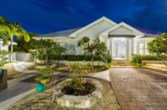 Water front, with amazing elevated views, pool, flamingoes, private and quiet