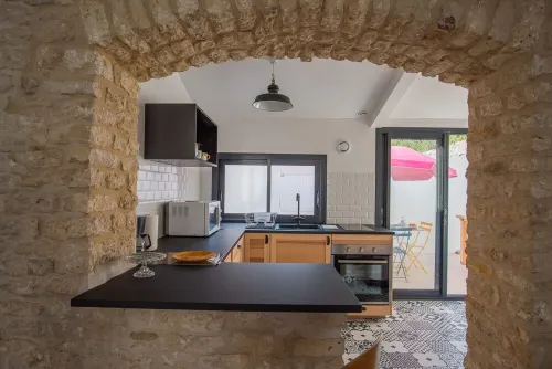 Small renovated house with terrace in the heart of St Pierre d'Oléron