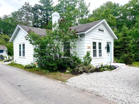 3BR 1. 5 Bath Beach Cottage near KPT/Beaches
