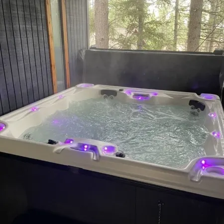 Hot Tub @ Hawkeye's Nest with Peek-A-Boo View