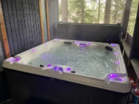 Hot Tub @ Hawkeye's Nest with Peek-A-Boo View
