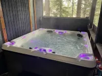 Hot Tub @ Hawkeye's Nest with Peek-A-Boo View