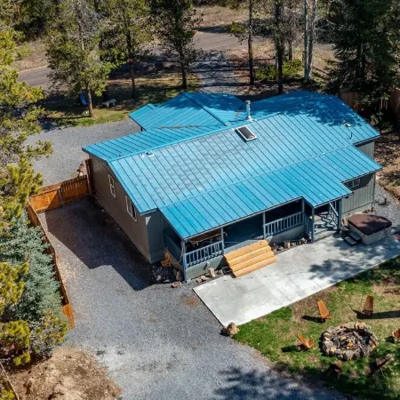 Clean and Bright Home with River Access, Kayaks and Bikes. Close to Mt Bachelor.