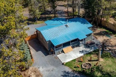 Clean and Bright Home with River Access, Kayaks and Bikes. Close to Mt Bachelor.