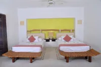 Beautiful beachfront property in Zihuatanejo Bay